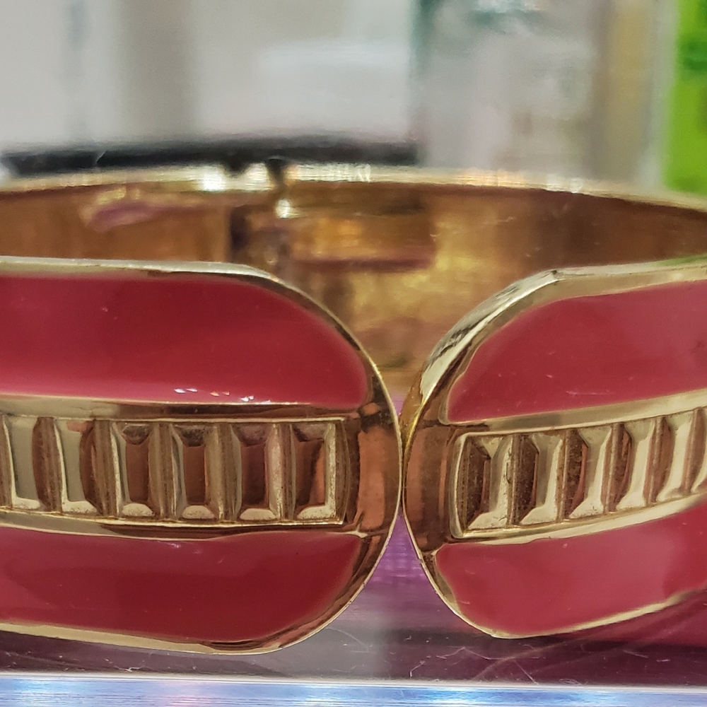 Hinge open bracelet